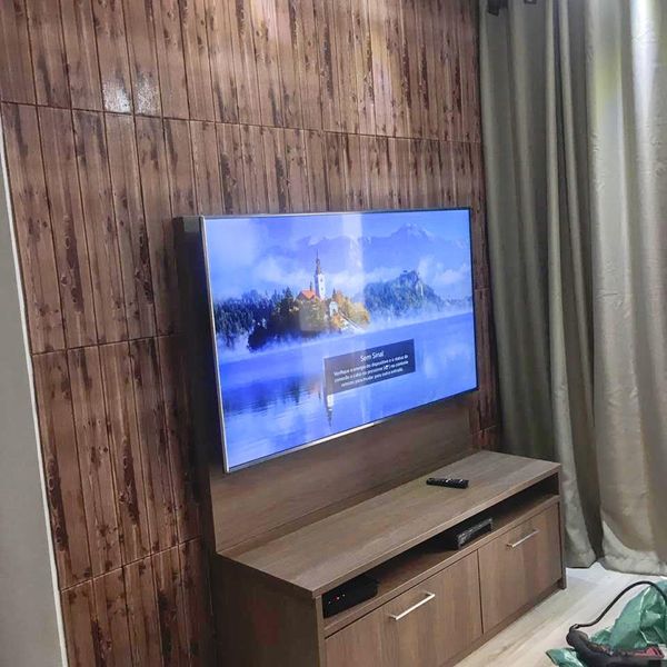 Painel 3D Adesivo Madeira Marrom aplicado em parede de sala de estar