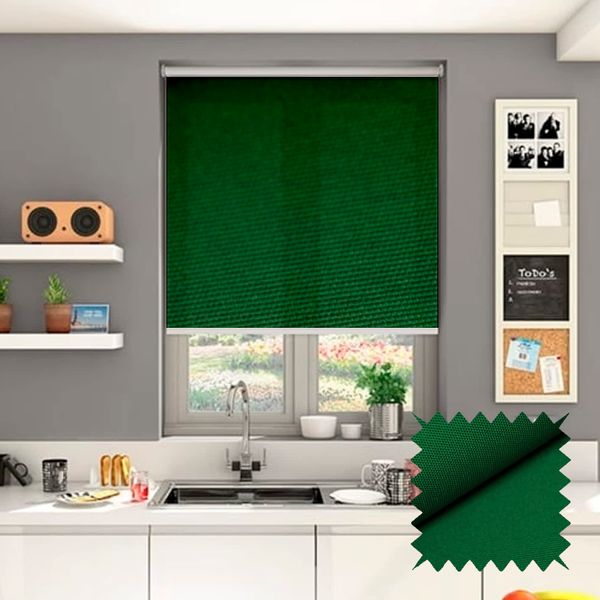 Persiana Rolô Aquarela Verde Musgo aplicada em janela de quarto