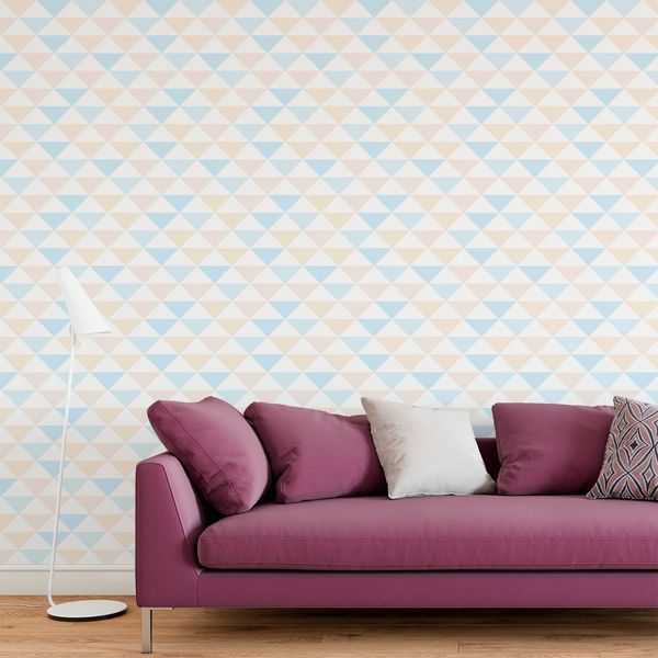 Papel de Parede Adesivo Geométrico Triângulos Azul Amarelo e Rosa aplicado em sala de estar com sofa roxo