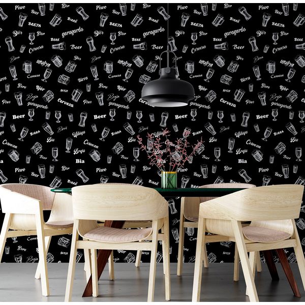 Papel de parede adesivo preto com desenhos de copo de cerveja branco em sala de jantar