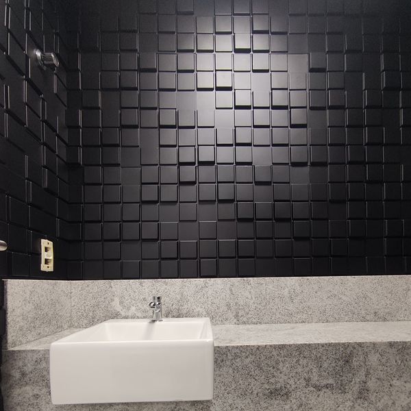 Placa 3D Adesiva Pixel Preta 50 x 50 aplicada em banheiro com banheira